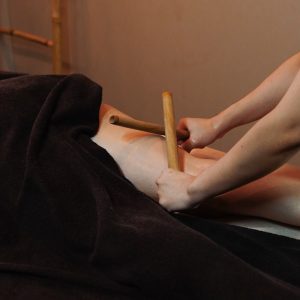 Masaż Bamboo – technika relaksacyjna wykonywana za pomocą podgrzewanych pałeczek bambusowych