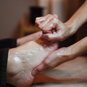 Leczniczy masaż stop i łydek. Stymuluje określone punkty z medycyny chińskiej działając na całe ciało