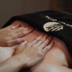 Zabieg pielęgnacyjny na twarz, szyję i dekolt – odżywienie i regeneracja skóry.